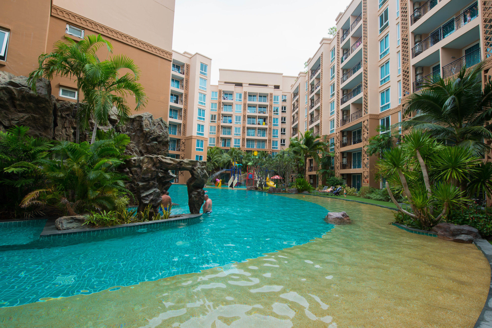 Atlantis Pattaya High Service Jomtien Beach Exterior photo
